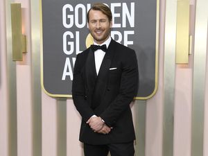 Glen Powell Katanya Lebih Menarik Ketimbang Ryan Gosling