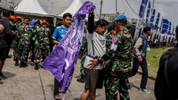 Personel TNI memeriksa penonton yang akan memasuki stadion untuk menyaksikan laga tunda BRI Liga 1 antara Persib Bandung melawan Persija Jakarta di Stadion Gelora Bandung Lautan Api, Bandung, Jawa Barat, Rabu (11/01/2023).