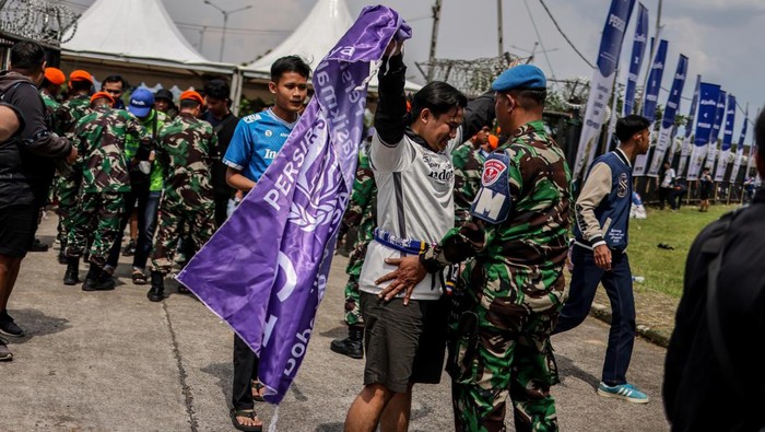 4.000 Petugas Gabungan Siap Amankan Laga Persib Lawan Persija Personel TNI memeriksa penonton yang akan memasuki stadion untuk menyaksikan laga tunda BRI Liga 1 antara Persib Bandung melawan Persija Jakarta di Stadion Gelora Bandung Lautan Api, Bandung, Jawa Barat, Rabu (11/1/2023). Sekitar 4.000 personel gabungan dari TNI dan Polri disiagakan untuk mengamankan laga antara Persib Bandung melawan Persija Jakarta dengan menerapkan sistem pengamanan empat ring.