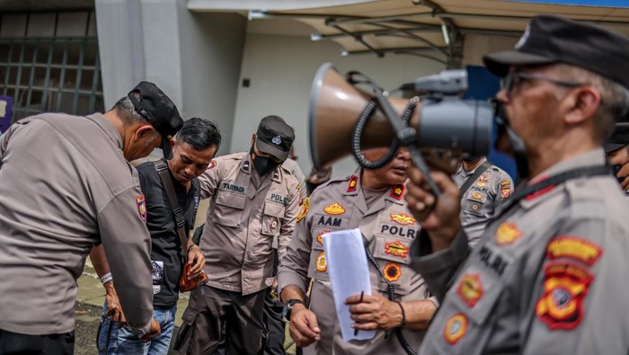 Personel TNI memeriksa penonton yang akan memasuki stadion untuk menyaksikan laga tunda BRI Liga 1 antara Persib Bandung melawan Persija Jakarta di Stadion Gelora Bandung Lautan Api, Bandung, Jawa Barat, Rabu (11/1/2023). Sekitar 4.000 personel gabungan dari TNI dan Polri disiagakan untuk mengamankan laga antara Persib Bandung melawan Persija Jakarta dengan menerapkan sistem pengamanan empat ring.
