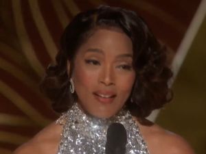 Cetak Sejarah! Angela Bassett Queen Wakanda Menang Golden Globe 2023
