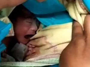 Tangis Bayi Laki-laki Dibuang Dalam Tas Biru Kagetkan Bidan Desa di Sumenep