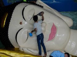 Bersih-bersih Patung Buddha dan Vihara Jelang Tahun Baru Imlek