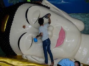 Bersih-bersih Patung Buddha dan Vihara Jelang Tahun Baru Imlek Bersih-bersih Patung Buddha dan Vihara Jelang Tahun Baru Imlek