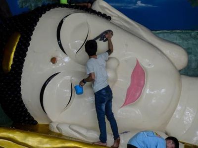 Bersih-bersih Patung Buddha dan Vihara Jelang Tahun Baru Imlek