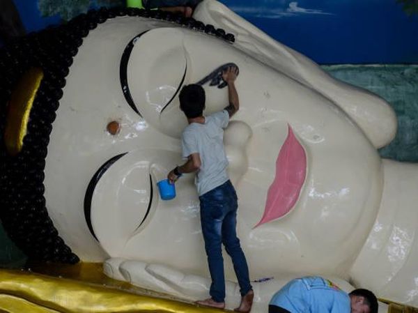 Bersih-bersih Patung Buddha dan Vihara Jelang Tahun Baru Imlek