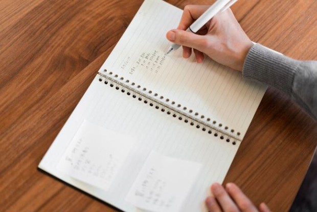 Buat list sebelum tidur/ foto: Freepik/ freepik Buku catatan