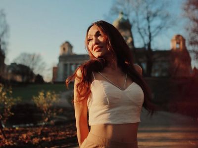 7 Gaya Bunda Corla di Video Klip Terbaru, Tampil Seksi Pakai Crop Top Bak ABG