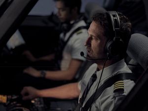 Sinopsis Plane: Ketegangan Pesawat Mendarat Darurat di Zona Perang