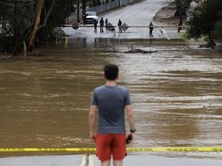Melihat dari Udara Mobil-Rumah Terendam Banjir di California AS