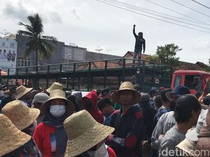 Massa Demo Blokade Jalan, Jalur Pantura Depan DPRD Rembang Lumpuh