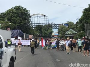 Jalur Pantura Rembang di Depan Tugu Adipura Macet Imbas Demo