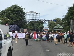 Jalur Pantura Rembang di Depan Tugu Adipura Macet Imbas Demo