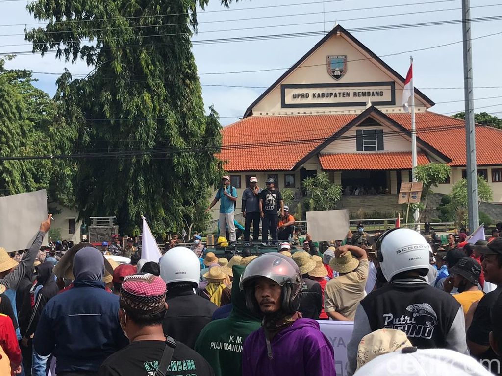 Massa Demo DPRD Rembang Bikin Pantura Macet, Protes PNBP Kapal Ikan
