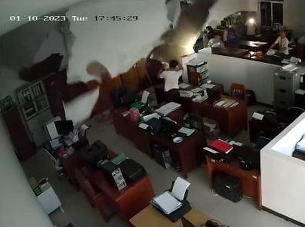 Terekam CCTV, Detik-detik Ngeri Plafon MPP Blora Ambrol Timpa Pegawai