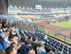 Momen Emak-emak Hujan-hujanan Saksikan Laga Persib Vs Persija