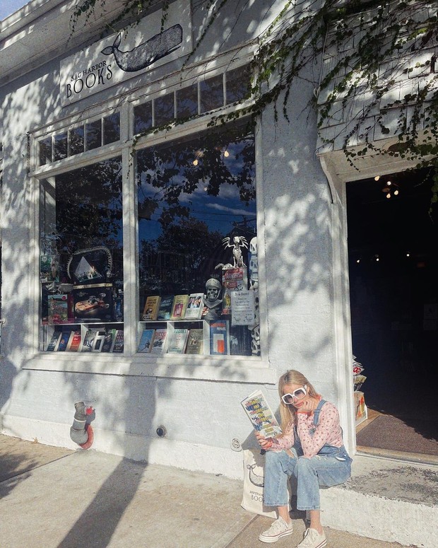 Emma Roberts dengan overall jeans/Sumber: IG @emmaroberts Emma Roberts dengan overall jeans/Sumber: IG @emmaroberts