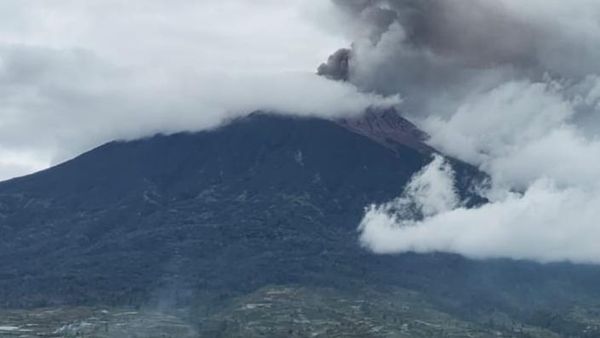 Penampakan Gunung Kerinci yang Terus Semburkan Abu Vulkanik