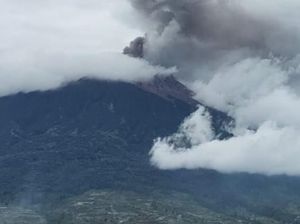 Penampakan Gunung Kerinci yang Terus Semburkan Abu Vulkanik Penampakan Gunung Kerinci yang Terus Semburkan Abu Vulkanik