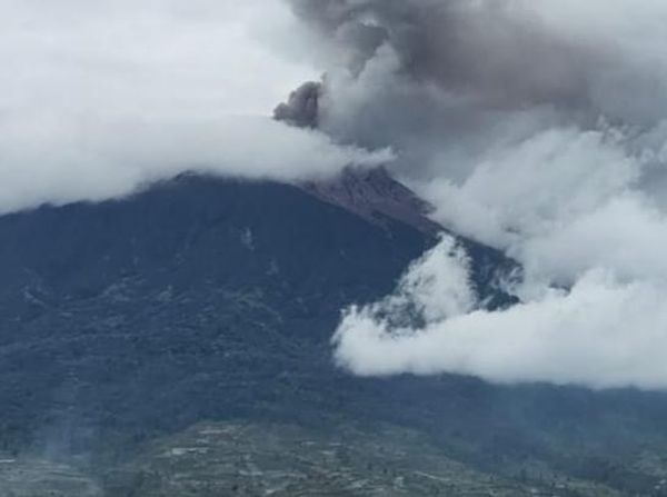 Penampakan Gunung Kerinci yang Terus Semburkan Abu Vulkanik