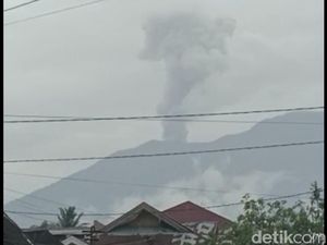 Saat 2 Gunung Api di Pulau Sumatera Ngamuk Awal 2023