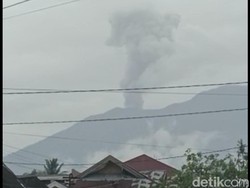 Saat 2 Gunung Api di Pulau Sumatera Ngamuk Awal 2023