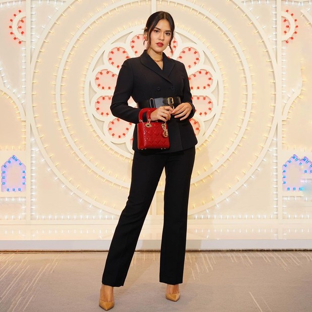 Gaya Raisa dengan brand Dior. Foto: Instagram.com/raisa6690