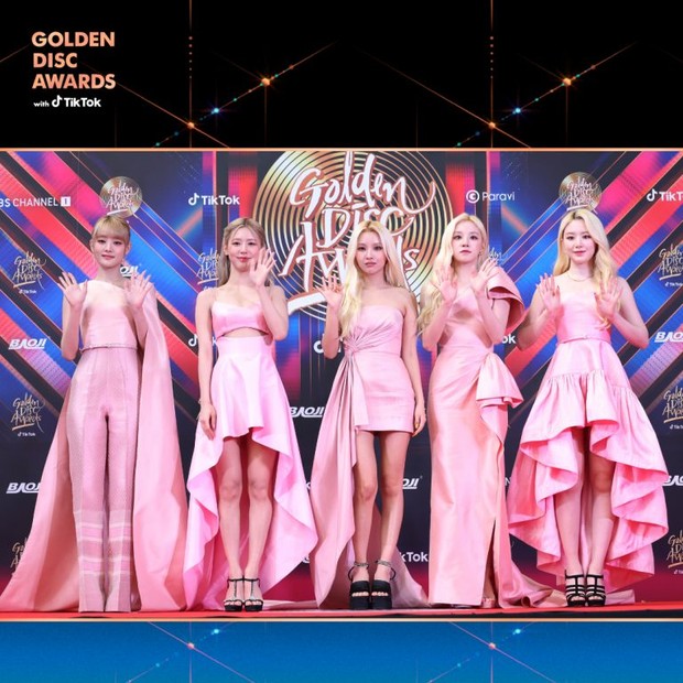 Gaya Pakaian Terbaik Idol K-Pop di Red Carpet Golden Disc Awards 2023