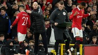 Di menit ke-60 Antony ditarik Erik ten Hag yang tampak memberinya selamat. Ia digantikan Marcus Rashford, yang kemudian bikin dua gol dalam kemenangan 3-0 buat MU. Foto: REUTERS/PHIL NOBLE