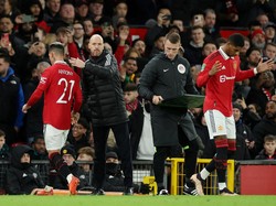 Di menit ke-60 Antony ditarik Erik ten Hag yang tampak memberinya selamat. Ia digantikan Marcus Rashford, yang kemudian bikin dua gol dalam kemenangan 3-0 buat MU. Foto: REUTERS/PHIL NOBLE