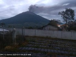 Penampakan Gunung Kerinci Masih Erupsi Keluarkan Abu Vulkanik