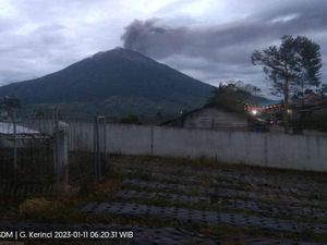 Penampakan Gunung Kerinci Masih Erupsi Keluarkan Abu Vulkanik Penampakan Gunung Kerinci Masih Erupsi Keluarkan Abu Vulkanik