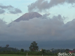 Gunung Semeru Muntahkan Lava Pijar Sejauh Satu Kilometer Gunung Semeru Muntahkan Lava Pijar Sejauh Satu Kilometer