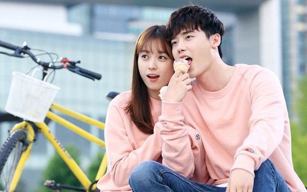 Han Hyo Joo bersama Lee Jong Suk di drama W