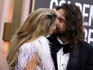 Pasangan Selebriti yang Pamer Kemesraan di Golden Globe 2023 Pasangan Selebriti yang Pamer Kemesraan di Golden Globe 2023