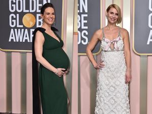 Usia 40-an, Hilary Swank dan Claire Danes Pamer Baby Bump di Golden Globes Usia 40-an, Hilary Swank dan Claire Danes Pamer Baby Bump di Golden Globes
