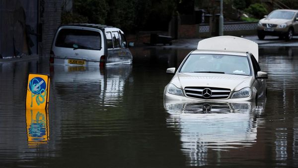 Hujan Deras di Inggris, Mobil-mobil Ini Jadi Korban Banjir