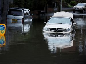 Hujan Deras di Inggris, Mobil-mobil Ini Jadi Korban Banjir Hujan Deras di Inggris, Mobil-mobil Ini Jadi Korban Banjir