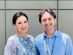 Gaya Ira Wibowo Kondangan Bareng Pacar Baru, Kompak Pakai Baju Senada