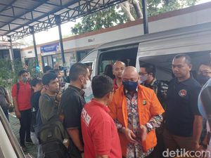 Irjen Teddy Minahasa Tiba di Kejari Jakbar, Hotman Paris Dampingi Irjen Teddy Minahasa Tiba di Kejari Jakbar, Hotman Paris Dampingi