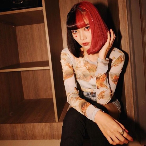 Isyana Sarasvati Isyana Sarasvati seorang penyanyi yang kerap tampil nyentrik namun memiliki prestasi luar biasa