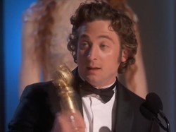 Jeremy Allen White Jadi Aktor Serial Terbaik di Golden Globe Awards