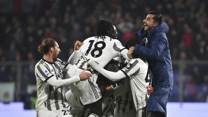 Juventus Arkadiusz Milik celebrates scoring their sides first goal of the game with teammates during the Serie A soccer match between Cremonese and Juventus at the Zini Stadium, Cremona, Italy, Wednesday Jan. 4, 2023. (Massimo Paolone/LaPresse via AP)