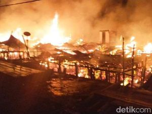 Kebakaran Hebat di Labura, 14 Rumah Nelayan Ludes Kebakaran Hebat di Labura, 14 Rumah Nelayan Ludes