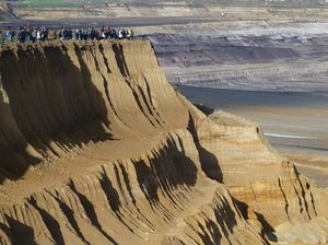 Kerja Keras Aktivis Iklim di Jerman Hentikan Perluasan Tambang Kerja Keras Aktivis Iklim di Jerman Hentikan Perluasan Tambang
