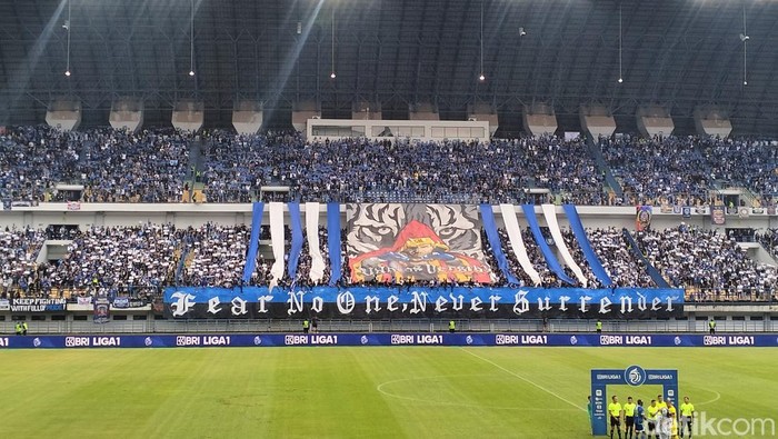 Koreografi bobotoh saat laga Persib vs Persija.