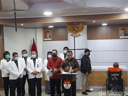 Penampakan Lukas Enembe Berkursi Roda-Berompi Oranye KPK di RSPAD