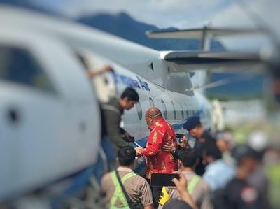 Potret Lukas Enembe Naik Pesawat Bukan Garuda yang Disorot Keluarga