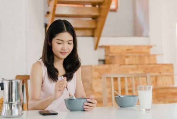 Perempuan sedang makan