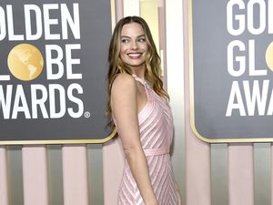 Fashion Forward: Prediksi Gaya Gemilang Artis di Golden Globe Awards 2024 Fashion Forward: Prediksi Gaya Gemilang Artis di Golden Globe Awards 2024